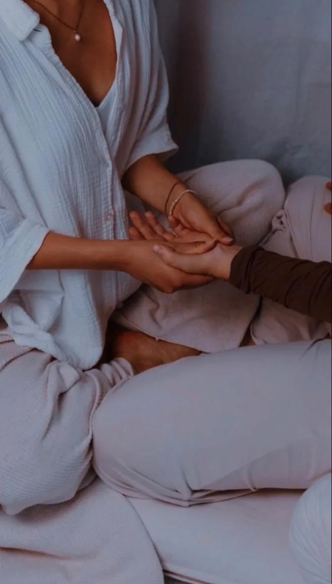 Les mains d'une maman qui enveloppent celles de son enfant, un temps de douceur partagé