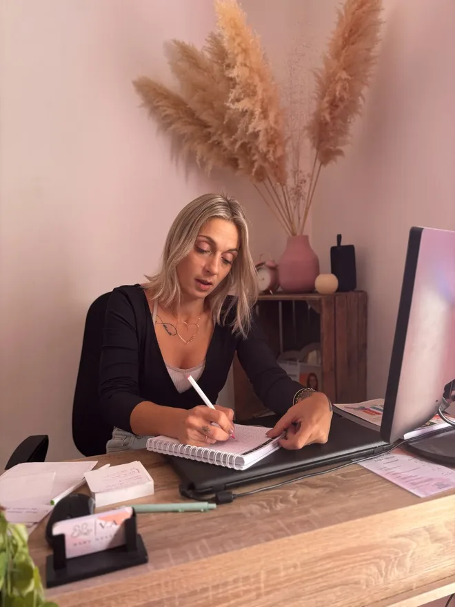 Vanessa, fondatrice de Babynessa, dans son cabinet de Monteux